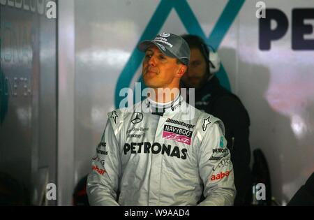 L'allemand pilote de F1 Michael Schumacher de l'équipe Mercedes GP est perçu au cours de la séance d'essais libres sur le Circuit International de Shanghai à Shanghai, Ch Banque D'Images