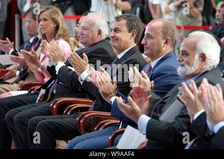 Le Premier ministre espagnol Jose Luis Rodriguez Zapatero, troisième à droite, et d'autres fonctionnaires et les invités sont observés au cours d'une célébration pour la journée nationale de Banque D'Images