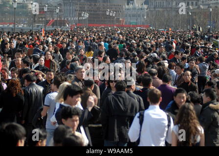 Les touristes et les résidents locaux foule la promenade sur le Bund rénové à Shanghai, Chine, 28 mars 2010. Des dizaines de milliers de résidents de Shanghai un Banque D'Images