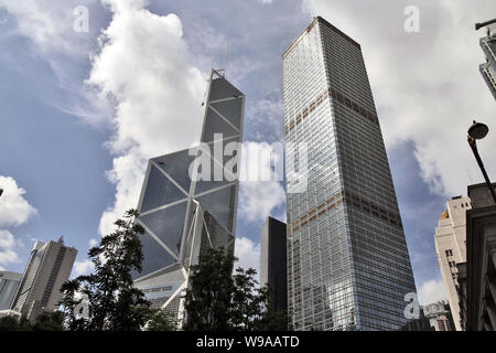 --File-- vue de la Banque de Chine (BOC), la Tour de gauche, et Cheung Kong Centre à Hong Kong, Chine, le 29 mai 2007. La flambée des loyers de bureau à Hong Kong sont pr Banque D'Images