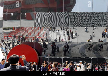 La foule des visiteurs passent devant le pavillon de Macao à côté du pavillon de la Chine dans le site de l'Expo le premier jour après l'ouverture officielle du monde E Banque D'Images