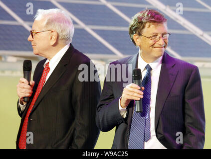 Co-fondateur de Microsoft Bill Gates, droite, et investisseur américain et philanthrope Warren Buffet sont vus au cours de la M6 de BYD cérémonie de lancement à l'échelle nationale dans Banque D'Images