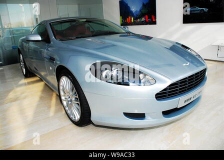 Une Aston Martin DB9 est vu sur l'écran de l'Aston Martin magasin phare à Beijing, Chine, 26 janvier 2010. Le constructeur automobile de luxe Aston Martin a ouvert Banque D'Images