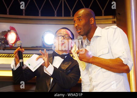 Joueur de basket-ball NBA Kobe Bryant des Los Angeles Lakers, droite, est vu lors d'un événement de bienfaisance de l'Exposition Universelle de 2010 à Shanghai, Chine, le 29 juillet Banque D'Images