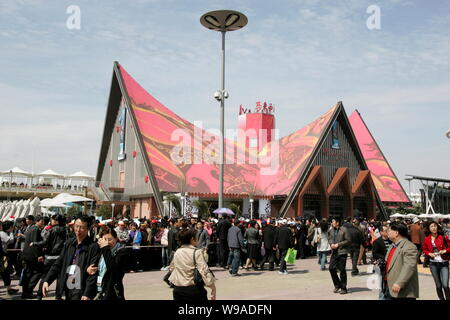 La foule des visiteurs du pavillon de la Malaisie au cours de l'essai du parc de l'Exposition Universelle de Shanghai, Chine, le 25 avril 2010. Banque D'Images