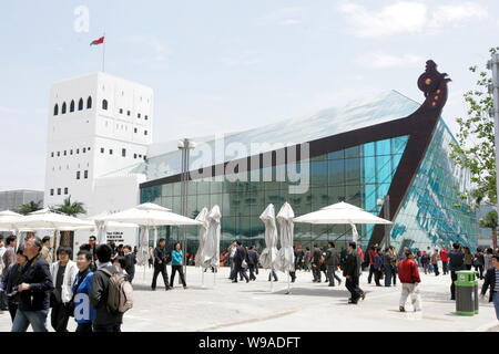 Les visiteurs passent devant le pavillon d'Oman dans le monde site de l'Expo de Shanghai, Chine, le 25 avril 2010. Banque D'Images