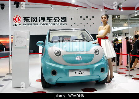 Un modèle pose à côté d'un concept-car je Dongfeng au 11e Salon Automobile International de Beijing, connu sous le nom de Auto China 2010, à Beijing, Chine, 2 Banque D'Images
