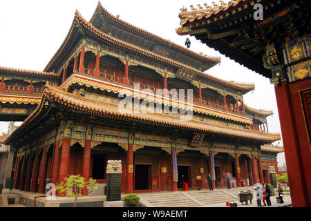 Les touristes visitent le Yonghe Gong (le Yonghegong, le Palais de l'harmonie éternelle ou la Lamaserie Yonghe Gong) à Beijing, Chine, 26 avril 2006. Banque D'Images