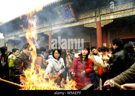 Les résidents locaux chinois brûler de l'encens et prier dans le Yonghe Gong (le Yonghegong, le Palais de l'harmonie éternelle ou la Lamaserie Yonghe Gong Beiji) Banque D'Images