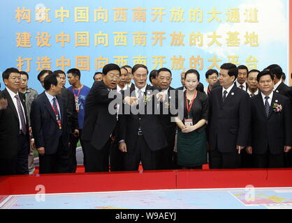 Le vice-Premier ministre chinois Wang Qishan, centre, et d'autres fonctionnaires sont vus à la cérémonie d'ouverture de la 18e Chine Kunming l'importation et l'Expo et la foire Banque D'Images