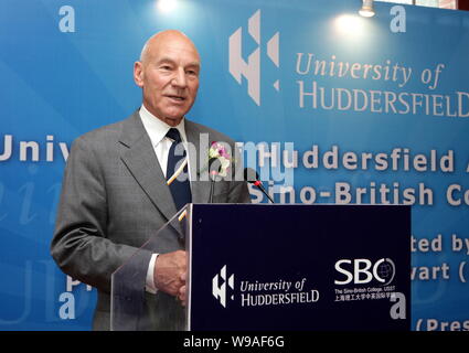 L'acteur britannique et le professeur Sir Patrick Stewart, chancelier de l'Université de Huddersfield, parle au cours d'une cérémonie de remise des prix au Col sino-britannique Banque D'Images