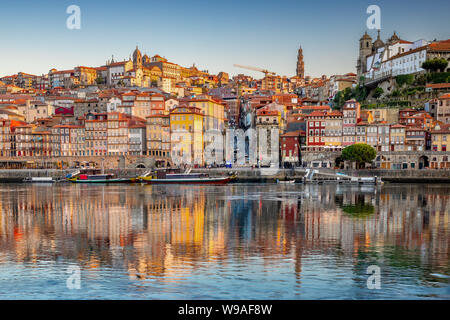 Porto, Portugal vieille ville skyline de tout le fleuve Douro. Banque D'Images