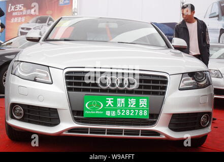 --FILE--une voiture acheteur chinois ressemble à une Audi A4L pendant une exposition de voiture de Shaoyang, dans la province de Hunan, Chine centrale, 16 mai 2010. Il n'y a pas stoppin Banque D'Images