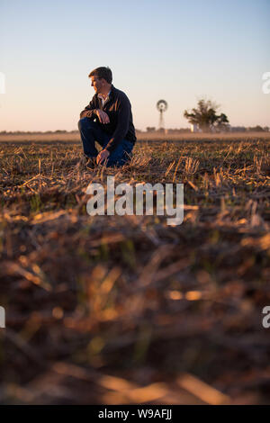 Farmer James Hamilton sur sa ferme à la sécheresse Narromine, Nouvelle Galles du Sud. Banque D'Images