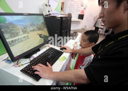 --FILE--un utilisateur de l'Internet chinois joue un jeu en ligne lors d'une exposition à Beijing, Chine, 24 mai 2009. Les autorités chinoises ont dit qu'ils s'introdu Banque D'Images