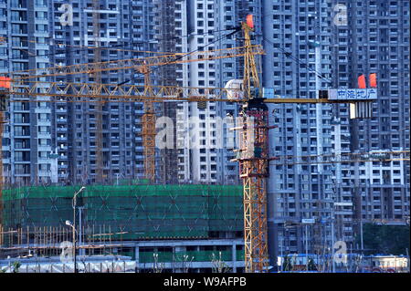 Crane tours sont à côté de bâtiments résidentiels en construction au chantier d'un projet immobilier à Shenyang city, au nord-est de porcelaines Liao Banque D'Images