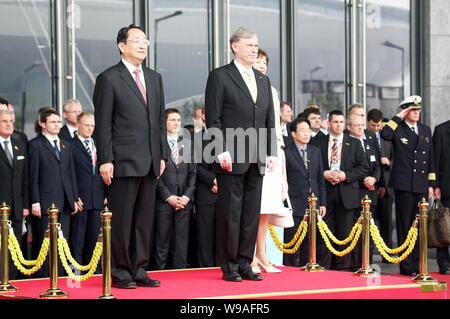 Le président allemand Horst Koehler (C), son épouse Eva Luise (R) et Yu Zhengsheng, Secrétaire du Comité municipal de Shanghai du Parti communiste Banque D'Images