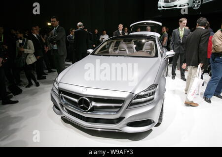 Les visiteurs regarder le tournage Mercedes-Benz Concept break à la 11e exposition Internationale Automobile de Beijing, connu sous le nom de Auto China 2010, Pékin en Banque D'Images