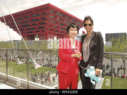 Actrice américaine Halle Berry et Yue-Sai Kan, fondateur de Yue Sai Cosmétiques, posent devant le pavillon de la Chine dans le site de l'Expo de Shanghai, Chine, le 2 avril Banque D'Images