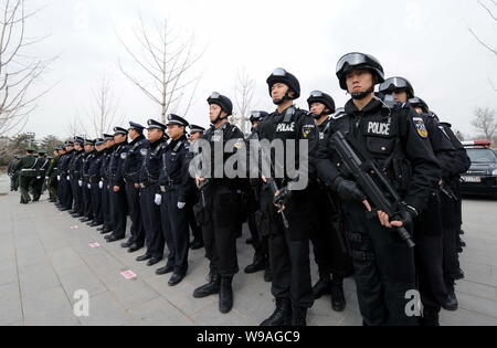 Les policiers chinois préparer en patrouille dans le centre-ville de Beijing, Chine, 24 mars 2010. Beijing a lancé une campagne visant à augmenter le nombre de policiers prés Banque D'Images