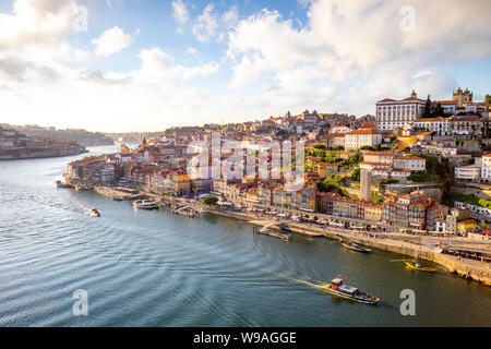 Vue de Porto sur la rivière Douro avec la réflexion de la lumière au coucher du soleil Banque D'Images