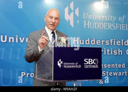 L'acteur britannique et le professeur Sir Patrick Stewart, chancelier de l'Université de Huddersfield, parle au cours d'une cérémonie de remise des prix au Col sino-britannique Banque D'Images