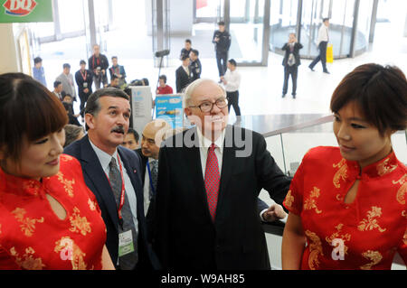 Investisseur et philanthrope américain Warren Buffet, deuxième à droite, arrive pour l'ouverture d'un magasin de crème glacée de Dairy Queen à la joie City shopping mall dans Banque D'Images