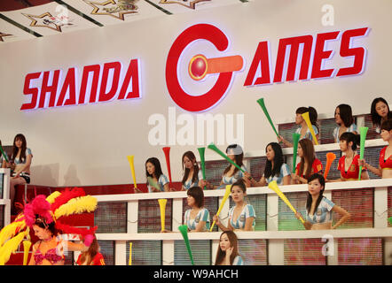 --FILE--Chinese showgirls assis sur l'estrade de Shanda Games, une filiale de Shanda Interactive Entertainment Limited, au cours au cours de la 8e Chine Digi Banque D'Images