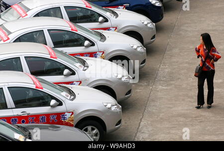 --FILE--un acheteur chinois ressemble à une voiture à la JAC auto dans Haikou City, province de Hainan, Chine du Sud 18 mars 2010. Les ventes automobiles chines Banque D'Images