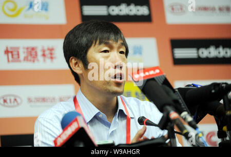 Gao Hongbo, entraîneur-chef de l'équipe nationale chinoise de football hommes, prend la parole lors d'une conférence de presse après un match de football amical entre la Chine et le Paraguay Banque D'Images