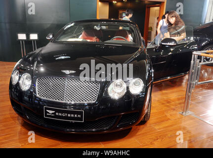 --FILE--visiteurs regarder une Bentley Continental GT au cours d'une auto show de Wuhan, province de Hubei, Chine centrale 8 septembre 2010. De luxe britannique Banque D'Images