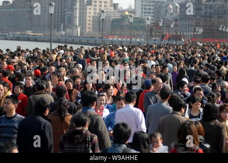 Les touristes et les résidents locaux foule la promenade sur le Bund rénové à Shanghai, Chine, 28 mars 2010. Des dizaines de milliers de résidents de Shanghai un Banque D'Images