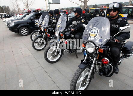 Les policiers chinois préparer en patrouille dans le centre-ville de Beijing, Chine, 24 mars 2010. Beijing a lancé une campagne visant à augmenter le nombre de policiers prés Banque D'Images