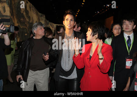 Actrice américaine Halle Berry et Yue-Sai Kan, fondateur de Yue Sai Cosmétiques, visitez le pavillon de la Chine dans le site de l'Expo de Shanghai, Chine, le 25 avril 2010. Banque D'Images