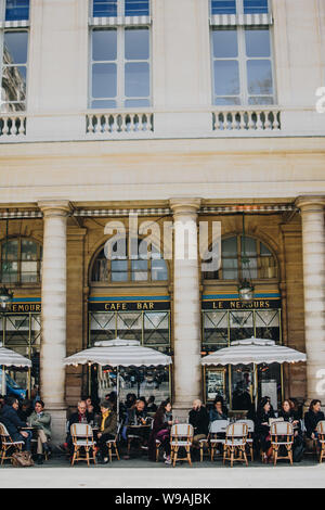 Café sur une Terrasse Paris Banque D'Images