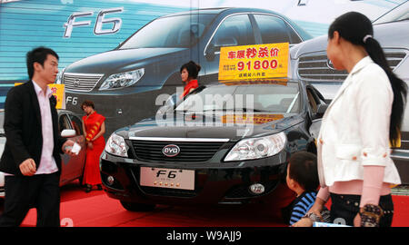 Les visiteurs devant une BYD F6 lors d'une auto show de Shaoyang, dans la province de Hunan, Chine centrale, 16 mai 2010. Chines constructeur privé de BYD Banque D'Images