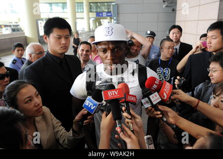 Jamaican mens 100m et 200m record du monde Usain Bolt est interviewé après son arrivée à l'Aéroport International de Shanghai Pudong à Shanghai, Chi Banque D'Images