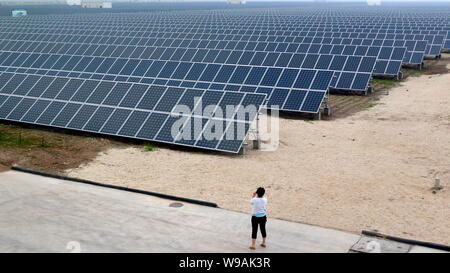 Les panneaux solaires sont considérés à 10 mégawatts (MW) d'échelle centrale solaire de Shizuishan, dans la région autonome du Ningxia Chine, 30 juin 2010 Banque D'Images