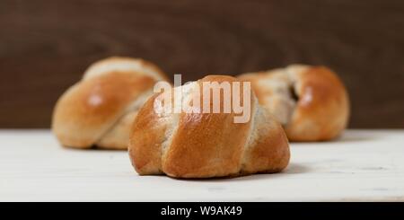 Des petits salés sans gluten maison breadroll sur la surface en bois blanc Banque D'Images