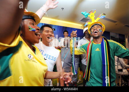 Soccer fans et visiteurs de l'expo cheer lors d'une fête pour l'ouverture de la Coupe du Monde 2010 Afrique du Sud à l'intérieur du pavillon de l'Afrique du Sud dans la Wo Banque D'Images