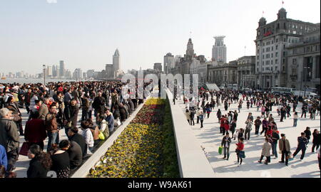 Les touristes et les résidents locaux la foule rénové Bund à Shanghai, Chine, 28 mars 2010. Des dizaines de milliers de touristes et résidents de Shanghai swarm Banque D'Images