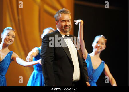 Réalisateur Luc Besson pose après avoir reçu l'ensemble des réalisations remarquables de l'Art du film lors de la cérémonie d'ouverture de la 13e Shangha Banque D'Images