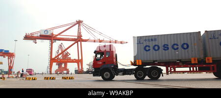 Conteneurs de Cosco sont vus sur un camion à Qinzhou Port connecté à Qinzhou city, en Chine région autonome Zhuang du Guangxi, le 5 mars 2010. Chine COS Banque D'Images