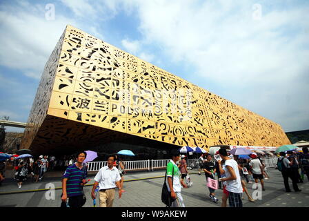 Les visiteurs passent devant le pavillon de la Pologne dans le monde Parc Expo de Shanghai, Chine, le 20 juillet 2010. La participation de l'Exposition Universelle de 2010 va atteindre 30 millions de dollars Banque D'Images