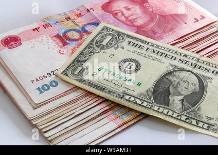 --FILE-- Photo prise à Pékin le 25 mars 2008 salons RMB Yuan et dollar US des billets en euros. Le gouverneur de la banque centrale chinoise Zhou Xiaochuan a indiqué que la Chine wil Banque D'Images