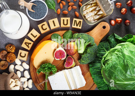 Les aliments riches en calcium. Régime alimentaire sain. Vue d'en haut Banque D'Images