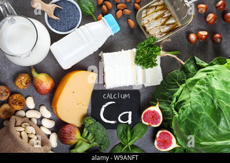 Les aliments riches en calcium. Régime alimentaire sain. Vue d'en haut Banque D'Images