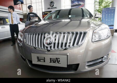 --FILE--un acheteur chinois ressemble à un Regal de Buick de Shanghai GM, la joint venture entre SAIC et General Motors, dans un concessionnaire Buick à Shanghai, C Banque D'Images