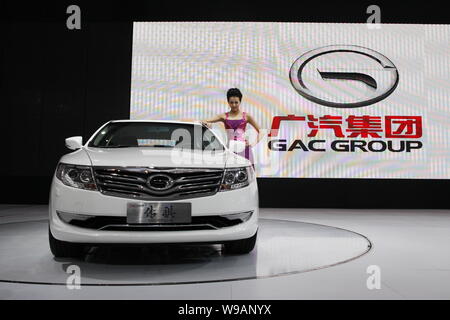 --FILE-- Un modèle pose par un Trumpche au stand de Guangzhou Automobile Group Co., Ltd, au cours de l'Auto China 2010 à Pékin, Chine, le 24 avril 2010. Banque D'Images