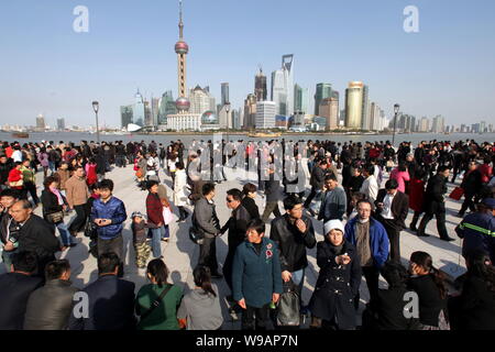 Les touristes et les résidents locaux foule la promenade sur le Bund rénové contre l'horizon de Pudongs financier de Lujiazui à Shanghai, Chine, Banque D'Images